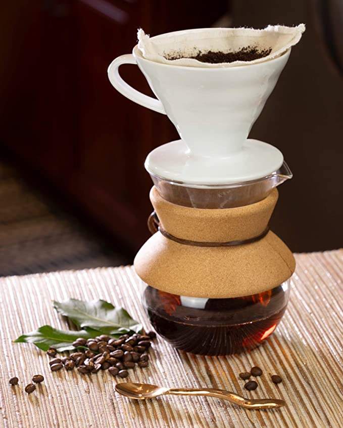Los filtros de café de tela de cáñamo orgánico se vierten sobre filtros de café de cono reutilizables para cafeteras de goteo